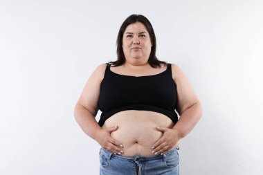 Beyaz arka planda aşırı göbek yağı olan bir kadın.