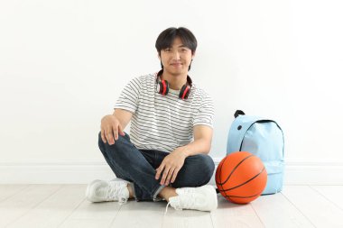 Basketbol topu ve sırt çantalı bir öğrenci.