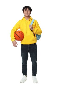 Beyaz arka planda basketbol topu ve sırt çantası olan bir öğrenci.