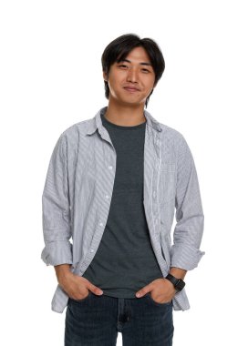 Beyaz arka planda yakışıklı Asyalı adam portresi