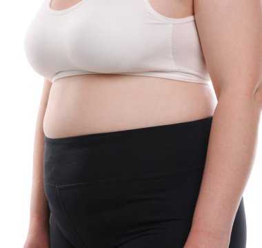 Kilo kaybı. Artı beyaz arka planda boyda bir kadın, yakın plan.