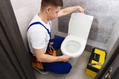 Sifonu çektikten sonra sifonu çeken tesisatçı.