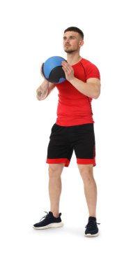 Beyaz arka planda ilaç topuyla egzersiz yapan adam.