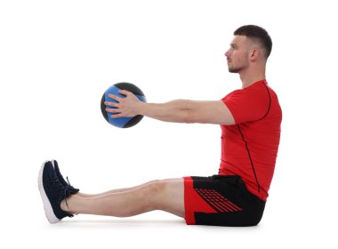 Beyaz arka planda ilaç topuyla egzersiz yapan adam.