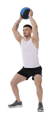 Beyaz arka planda ilaç topuyla egzersiz yapan adam.