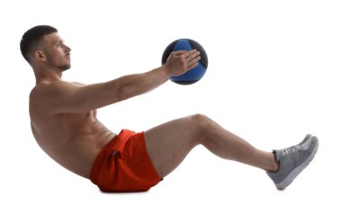 Beyaz arka planda ilaç topuyla egzersiz yapan adam.