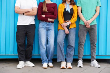 Bir grup genç açık hava binası yakınlarında, yakın plan.