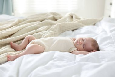 Yeni doğmuş şirin bebek evde yatakta uyuyor.