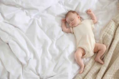 Yeni doğmuş şirin bir bebek, yatağın içinde uyuyor, manzarası harika. Metin için boşluk