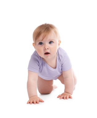 Beyaz arka plan üzerinde sürünerek şirin bebek