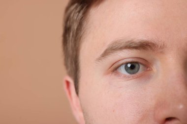 Bej arka plandaki adam, yakın plan. Metin için boşluk