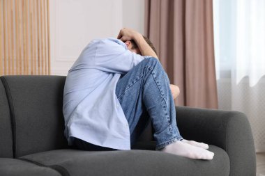 Evdeki koltukta paranoyadan muzdarip bir adam