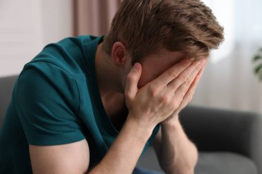 Evdeki koltukta paranoyadan muzdarip bir adam