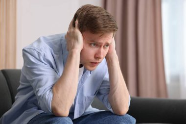 Evdeki koltukta paranoyadan muzdarip bir adam, mesaj için yer.