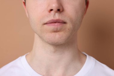 Bej arka planda tıraş olan adam, yakın plan