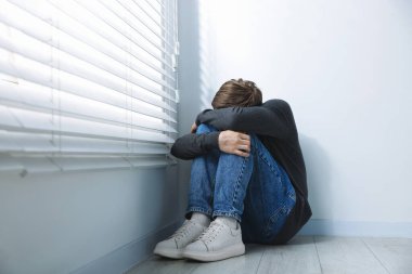 Evdeki pencerenin yanındaki adam paranoyadan muzdarip.