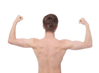 Kollarını beyaz arka planda gösteren bir adam.