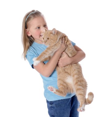 Beyaz arka planda kızıl kedisi olan küçük kız.