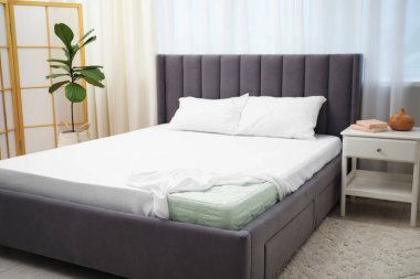 Rahat yatak, yeni yumuşak yatak ve yastıklar.