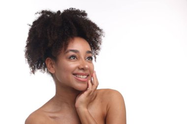 Beyaz arka planda spa tedavisinden sonra güzel Brezilyalı kadın portresi