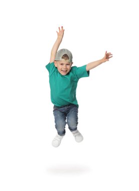 Mutlu küçük çocuk beyaz arka planda dans ediyor