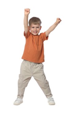 Mutlu küçük çocuk beyaz arka planda dans ediyor