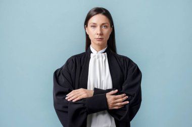 Açık mavi arkaplanda hakimin portresi