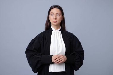 Gri arka planda önlüklü hakimin portresi