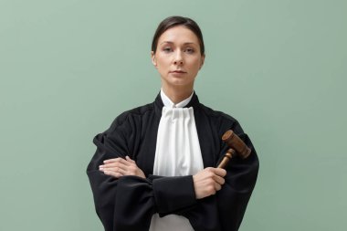 Açık yeşil arka planda çekiçle yargıç