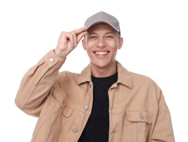 Beyaz arka planda şık gri beysbol şapkası giyen genç bir adam.