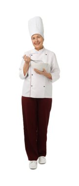 Beyaz arka planda yemek pişiren profesyonel pasta şefi.