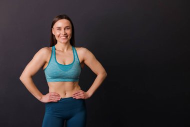 Siyah arka planda profesyonel antrenör portresi. Metin için boşluk