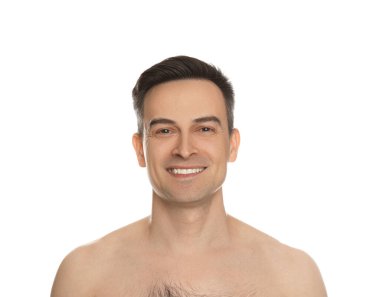 Beyaz arka planda tıraş olduktan sonra gülümseyen adam