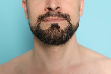Açık mavi arkaplanda tıraş olmadan önce, yakın plan