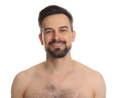 Beyaz arka planda tıraş olmadan önce gülümseyen adam