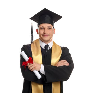 Mezun olduktan sonra beyaz arka planda diplomalı bir öğrenci.