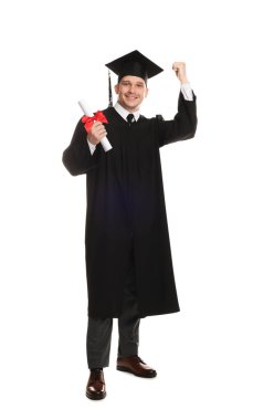 Mezun olduktan sonra beyaz arka planda diplomalı mutlu bir öğrenci.