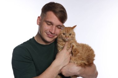 Beyaz arka planda sevimli kızıl kedisi olan adam.