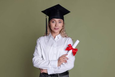 Mezun olduktan sonra yeşil geçmişi olan mutlu bir öğrenci.