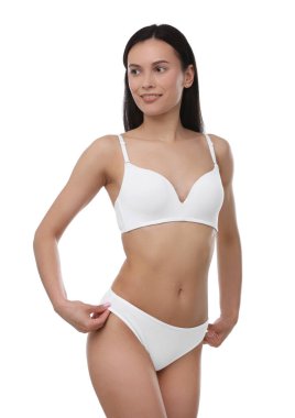 Beyaz arka planda mükemmel ince vücutlu güzel bir kadın.