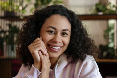 İçerideki gülümseyen Latin Amerikalı kadının portresi