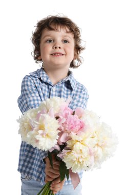 Beyaz arka planda bir buket güzel şakayığı olan sevimli küçük bir çocuk.