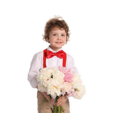 Beyaz arka planda bir buket güzel şakayığı olan sevimli küçük bir çocuk.