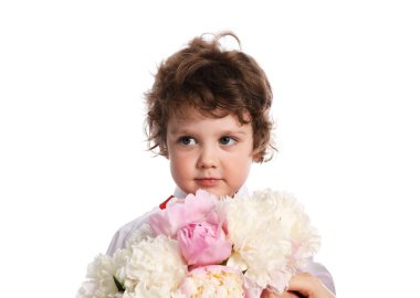 Beyaz arka planda bir buket güzel şakayığı olan sevimli küçük bir çocuk.