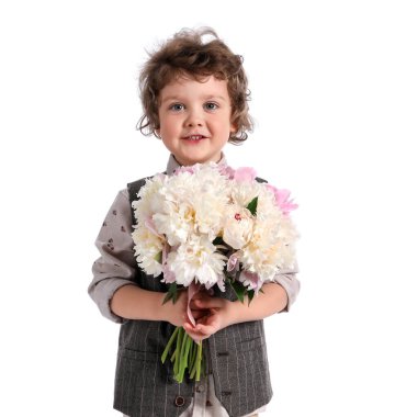 Beyaz arka planda bir buket güzel şakayığı olan sevimli küçük bir çocuk.