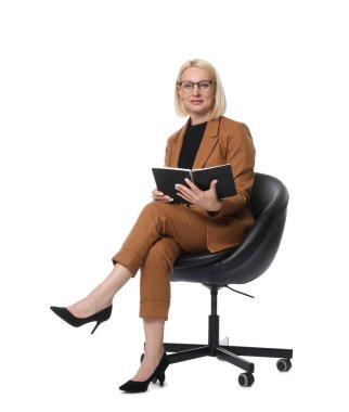 Ofis koltuğunda beyaz arka planda not defteri olan profesyonel psikolog.