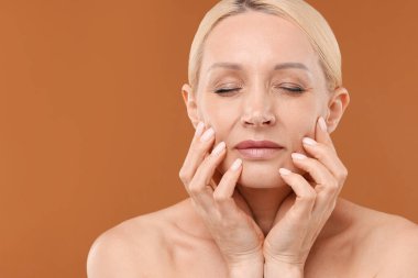 Kahverengi arka planda güzel bir kadının portresi, yakın plan. Metin için boşluk