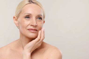 Aydınlık arka planda güzel bir kadının portresi. Metin için boşluk