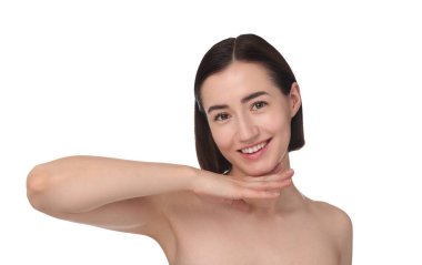 Beyaz arka planda spa tedavisinden sonra gülümseyen kadın portresi