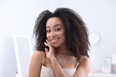 Kapalı alanda sağlıklı ciltli güzel Brezilyalı kadın.